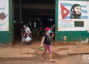 Personas a la salida de un mercado agropecuario de La Habana, durante las jornadas finales de 2021. Foto: Otmaro Rodríguez.