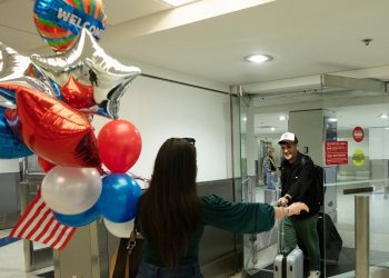 Beneficiario del parole humanitario a su llegada a Estados Unidos. Foto: Voz de América / Archivo.