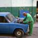 Un hombre repara un automóvil Lada en plena calle en La Habana. Foto: Alejandro Ernesto / Archivo.