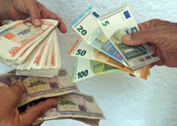 Cambio de euros por pesos cubanos en el mercado informal de la isla. Foto: Ernesto Mastrascusa / EFE / Archivo.