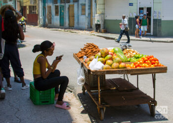 Venta de productos agrícolas en una carretilla en La Habana. Foto: Otmaro Rodríguez.