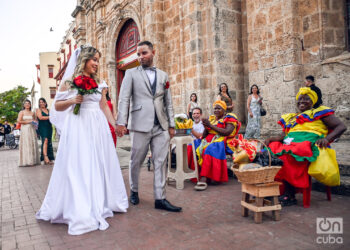 Una pareja de recién casados sale de la catedral de Cartagena de Indias, uno de los lugares de la novela.  Foto: Kaloian.