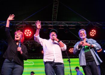 Mirta Ibarra, Premio Nacional de Cine 2025; Jorge Perugorría, Presidente del Festival Isla Verde; y René de la Cruz, miembro del comité organizador , clausuraron oficialmente la tercera edición del evento en la Isla de la Juventud, el sábado 12 de abril de 2025. Foto: Tomada del perfil de Facebook del Festival Isla Verde.