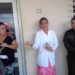 Esposa del afectado recibe el dinero que recuperó la Policía taguasquense. Foto: Eduardo Sicilia/ Radio Sancti Spíritu.
