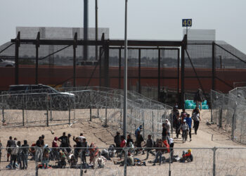 Migrantes en la frontera entre México y Estados Unidos, en Ciudad Juárez. Foto: Luis Torres/EFE.