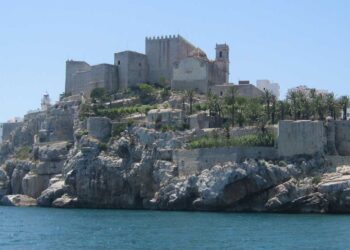 Espectacular vista desde el mar del Castillo de Peñíscola, en España. Foto: Cortesía de Juan de la Cuevas.